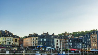 Honfleur, Fransa 'nın Normandiya şehrinde ünlü bir liman köyüdür.