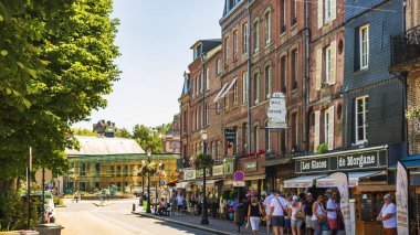 Honfleur, Fransa 'nın Normandiya şehrinde ünlü bir liman köyüdür.