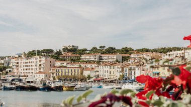Cassis 'in renkli limanı, Güney Fransa Provence