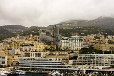 Monte Carlo marinası ve şehir manzarasının panoramik görüntüsü. Monako Prensliği, Fransız Rivierası