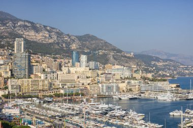 Monte Carlo marinası ve şehir manzarasının panoramik görüntüsü. Monako Prensliği, Fransız Rivierası