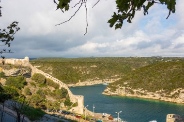 Bonifacio kasabası, Korsika Adası, Fransa 'daki ortaçağ kalesi.