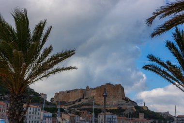 Bonifacio kasabası, Korsika Adası, Fransa 'daki ortaçağ kalesi.