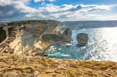 Bonifacio kasabası, Korsika Adası, Fransa 'daki ortaçağ kalesi.