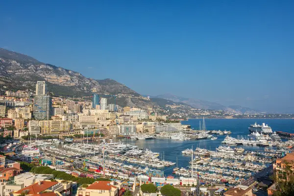 Monte Carlo marinası ve şehir manzarasının panoramik görüntüsü. Monako Prensliği, Fransız Rivierası