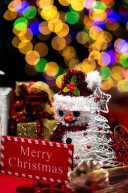 Samimi Noel ışıkları süslemesi. Kış dekorasyon arka planı