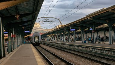 Bükreş Kuzey Tren İstasyonu 'nda Tren (Gara de Nord Bucuresti)