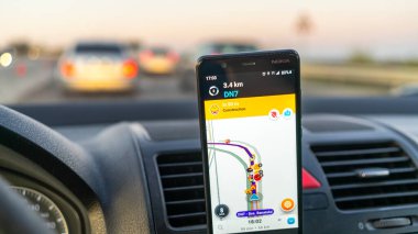 Şehirdeki yolu göstermek için Waze haritalarını gösteren akıllı telefon. Waze haritaları kullanan sürücü