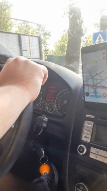 Şehirdeki yolu göstermek için Waze haritalarını gösteren akıllı telefon. Waze haritaları kullanan sürücü