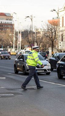 Trafiği polis memuru ve Romanya Trafik Polisi (Politia Rutiera) yönetiyor