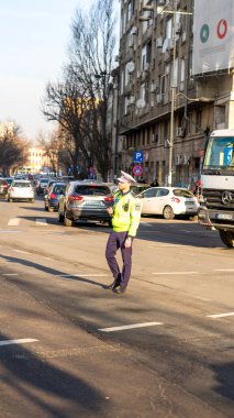 Trafiği polis memuru ve Romanya Trafik Polisi (Politia Rutiera) yönetiyor
