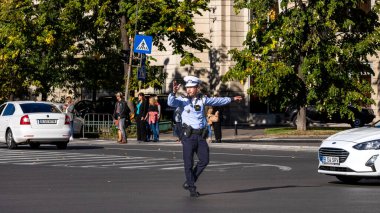 Trafiği polis memuru ve Romanya Trafik Polisi (Politia Rutiera) yönetiyor
