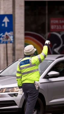 Trafiği polis memuru ve Romanya Trafik Polisi (Politia Rutiera) yönetiyor