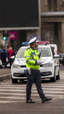 Trafiği polis memuru ve Romanya Trafik Polisi (Politia Rutiera) yönetiyor