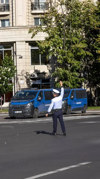 Trafiği polis memuru ve Romanya Trafik Polisi (Politia Rutiera) yönetiyor