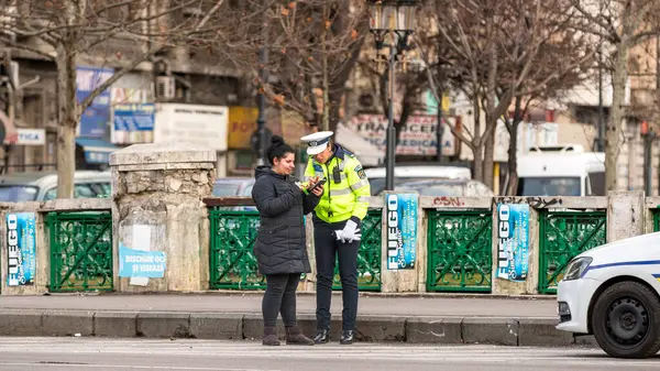 Trafiği polis memuru ve Romanya Trafik Polisi (Politia Rutiera) yönetiyor