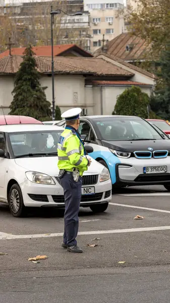 Trafiği polis memuru ve Romanya Trafik Polisi (Politia Rutiera) yönetiyor