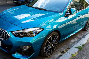 Bükreş 'in merkezindeki işlek caddelere park edilmiş araçlar