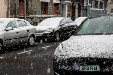 Kış yolları ve kar yağdıktan sonra arabalara kar yağar. Kış şehir manzarası