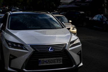 Bükreş 'in merkezindeki işlek caddelere park edilmiş araçlar