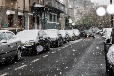 Kış yolları ve kar yağdıktan sonra arabalara kar yağar. Kış şehir manzarası