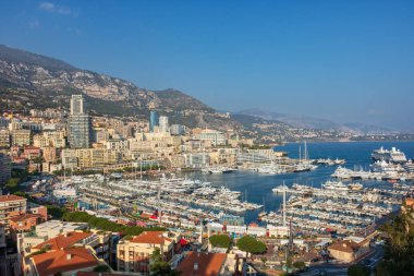 Monte Carlo marinası ve şehir manzarasının panoramik görüntüsü. Monako Prensliği, Fransız Rivierası