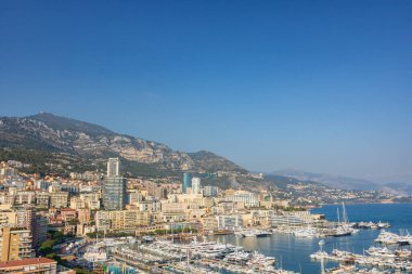 Monte Carlo marinası ve şehir manzarasının panoramik görüntüsü. Monako Prensliği, Fransız Rivierası