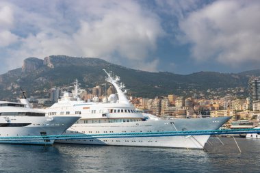 Monte Carlo marinası ve şehir manzarasının panoramik görüntüsü. Monako Prensliği, Fransız Rivierası