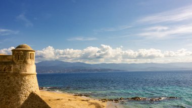 Ajaccio 'daki La Citadelle, Eski taş kale ve Fransa' nın Korsika kentindeki kumlu plaj.