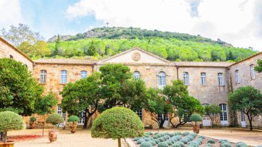 Fontfroide Abbey veya Abbaye de Fontfroide, Fransa 'nın gotik duvar ve kemerlerindeki manastır.