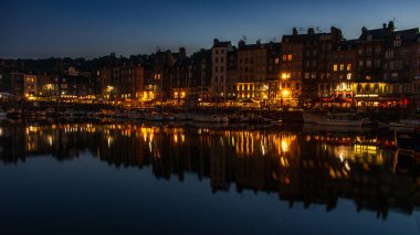 Honfleur, Fransa 'nın Normandiya şehrinde ünlü bir liman köyüdür.