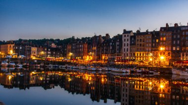 Honfleur, Fransa 'nın Normandiya şehrinde ünlü bir liman köyüdür.