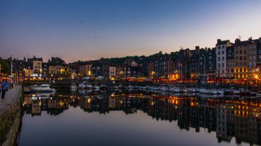 Honfleur, Fransa 'nın Normandiya şehrinde ünlü bir liman köyüdür.