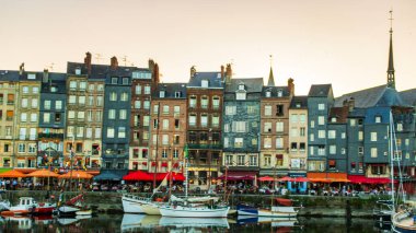 Honfleur, Fransa 'nın Normandiya şehrinde ünlü bir liman köyüdür.