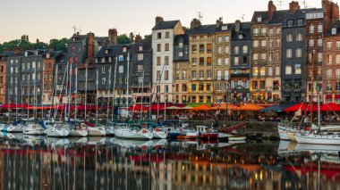Honfleur, Fransa 'nın Normandiya şehrinde ünlü bir liman köyüdür.