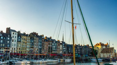 Honfleur, Fransa 'nın Normandiya şehrinde ünlü bir liman köyüdür.