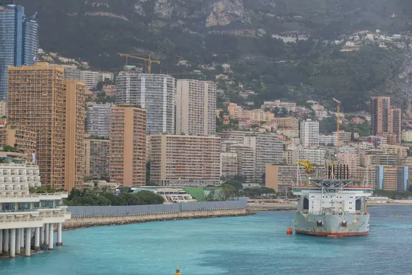 Monte Carlo marinası ve şehir manzarasının panoramik görüntüsü. Monako Prensliği, Fransız Rivierası