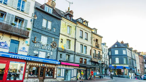 Honfleur, Fransa 'nın Normandiya şehrinde ünlü bir liman köyüdür.