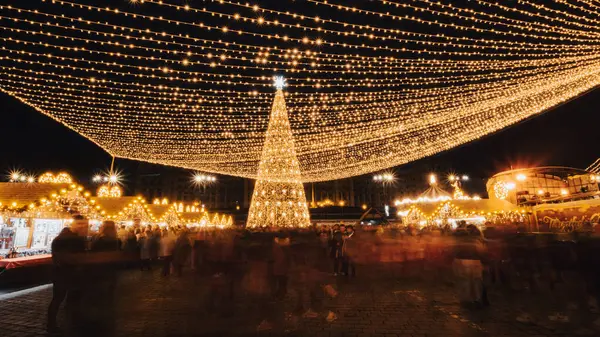 Bükreş Noel Pazarı 'nda Noel ağacının önündeki insanlar