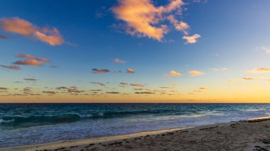 Horseshoe Bay Sahili ve Hamilton, Bermuda 'daki Deep Bay Sahili