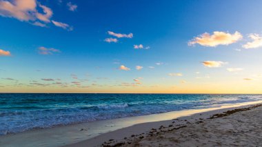 Horseshoe Bay Sahili ve Hamilton, Bermuda 'daki Deep Bay Sahili