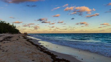 Horseshoe Bay Sahili ve Hamilton, Bermuda 'daki Deep Bay Sahili