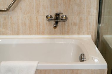 Temiz banyo modern banyo. Otel küveti ve banyo beyaz hijyen konsepti