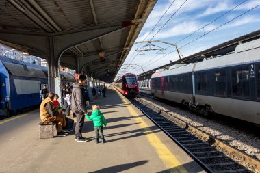 Bükreş Kuzey Tren İstasyonu 'ndaki Alstom treni (Gara de Nord Bucuresti))