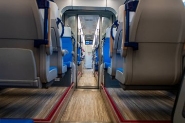 Bükreş Kuzey Tren İstasyonu 'ndaki Alstom treninin içi (Gara de Nord Bucuresti))