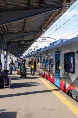 Bükreş Kuzey Tren İstasyonu 'ndaki Alstom treni (Gara de Nord Bucuresti))