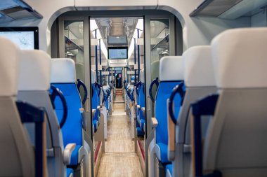 Bükreş Kuzey Tren İstasyonu 'ndaki Alstom treninin içi (Gara de Nord Bucuresti))