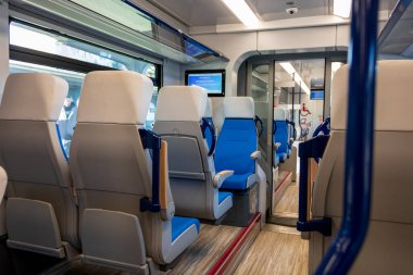 Bükreş Kuzey Tren İstasyonu 'ndaki Alstom treninin içi (Gara de Nord Bucuresti))