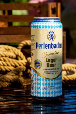 Perlenbacher bira kutusu - buğulanmış su damlacıkları, açık hava arka plan