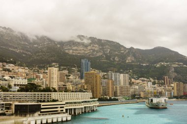 Monte Carlo marinası ve şehir manzarasının panoramik görüntüsü. Monako Prensliği, Fransız Rivierası